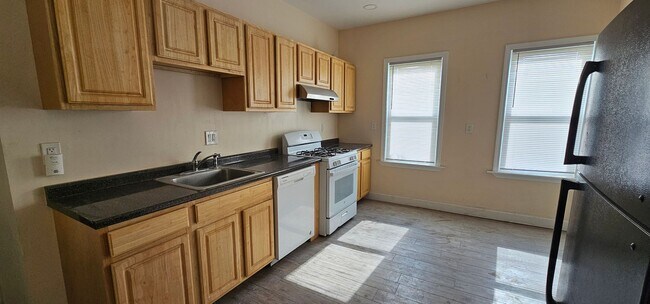 Building Photo - Spacious Gorgeous Cambridgeport 4 Bed! Ava...