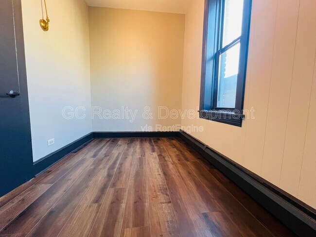 Building Photo - 3408 N Greenview Ave