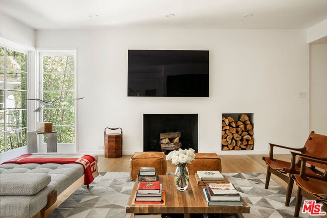 Building Photo - 2410 Nichols Canyon Rd