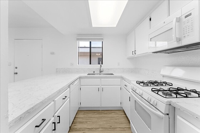 Building Photo - 631 E Elk Ave