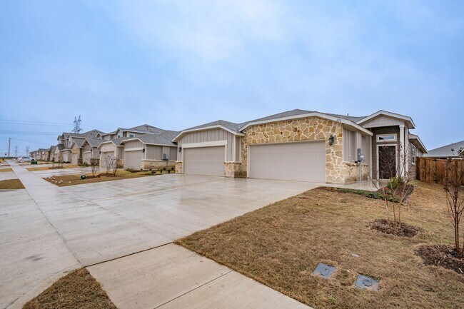 Building Photo - GORGEOUS 3 BEDROOM DUPLEX LOCATED IN MIDLOTHIAN ISD!