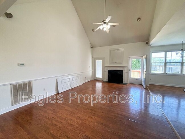 Building Photo - 121 Willowbrook Dr