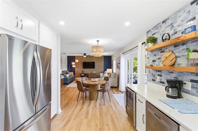 Building Photo - 201 Pompano Dr SE