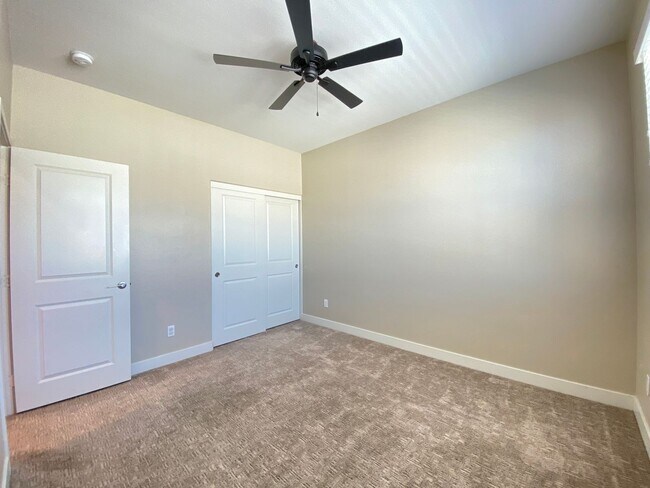 Building Photo - *Special*Stunning 3 Bedroom 3.5 Bathroom T...