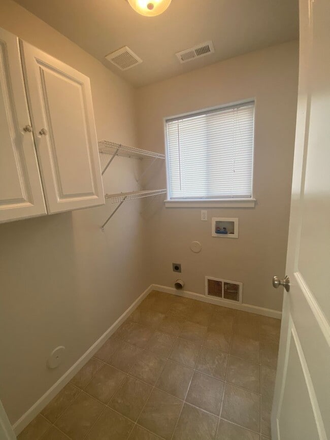 Building Photo - LARGE SINGLE FAMILY HOME ON CORNWALL (RPM#220)