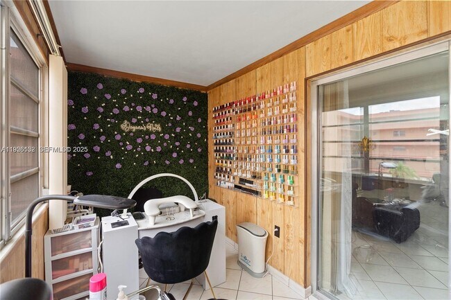 Building Photo - 1810 W 56th St