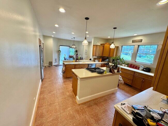 Kitchen + Dinette - 547 McAlpin Ave