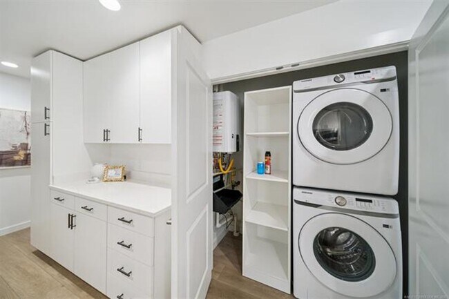 Building Photo - Gorgeous updated and modern open layout