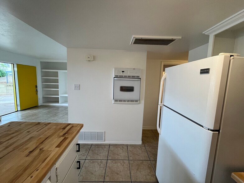 Building Photo - 810 E Redondo Dr