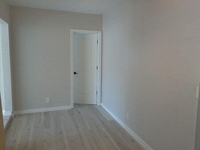 Building Photo - Long Term Duplex rental