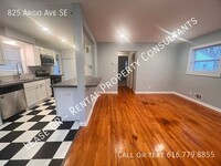 Building Photo - Two Bedroom Single Family Home - Forest Hi...