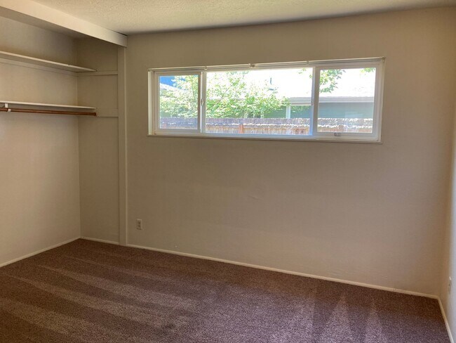 Building Photo - (WLO) 2 Bed/1 Bath Near Campus