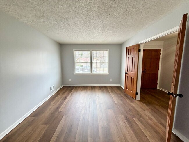 Building Photo - Irmo-Offering Self Guided Tour with RENTLY!