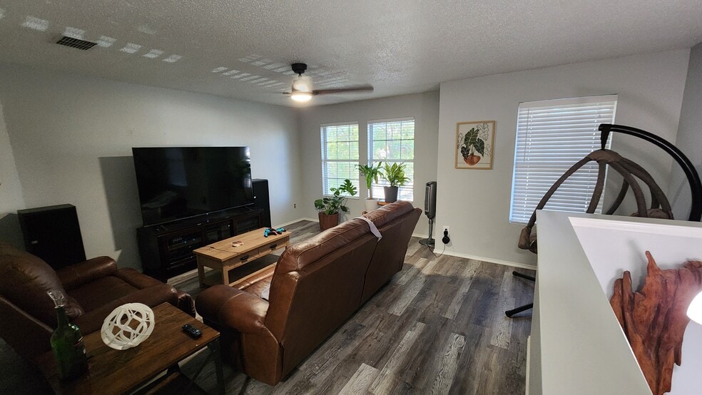 Building Photo - 16125 Hollyhill Ct