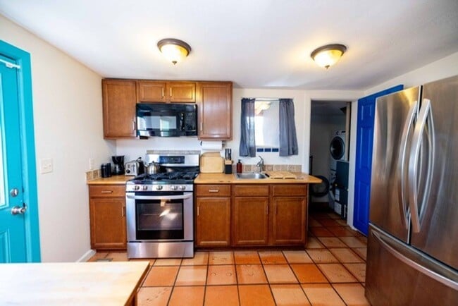 Building Photo - Modern Comfort with Fireplace & Yard | 2BR...