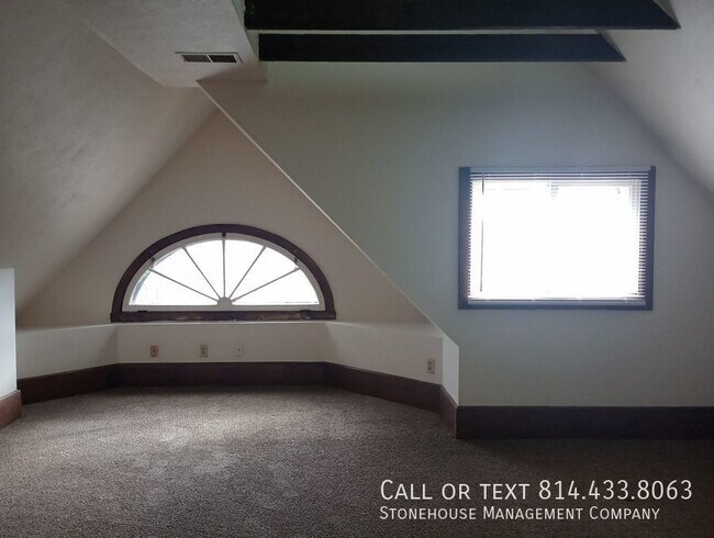 Building Photo - 354 W 7th St