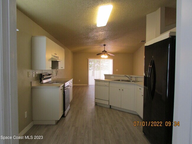 Building Photo - 700 Benton Dr