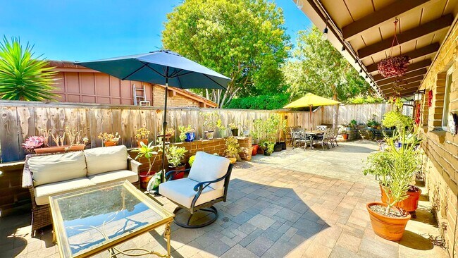 Building Photo - Beautifully Appointed & Fully Furnished, S...