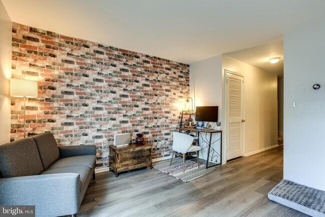 Building Photo - 546 Azalea Dr