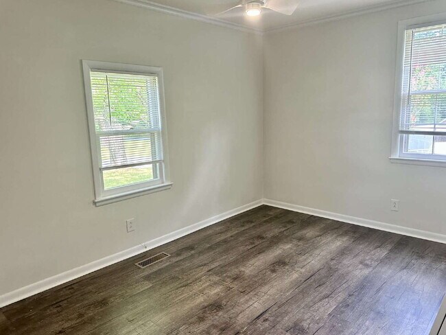 Building Photo - 3BD 1.5 BA HOUSE with Bonus Room  AVAILABL...