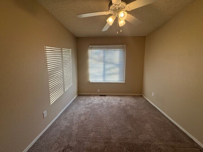 Building Photo - ELEGANT 5BD in WOODLAND HILLS/D20 - Security Deposit Waiver Available