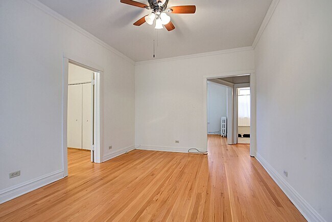 Building Photo - Light and Bright West Wrigleyville/Roscoe Village