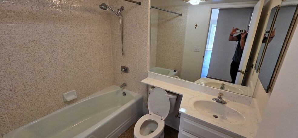 Building Photo - 376 Center St