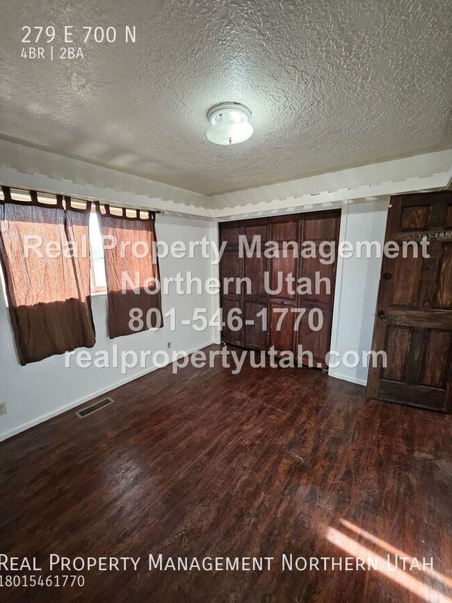 Building Photo - 4 Bedroom 2 Bath Duplex- Main Level Availa...