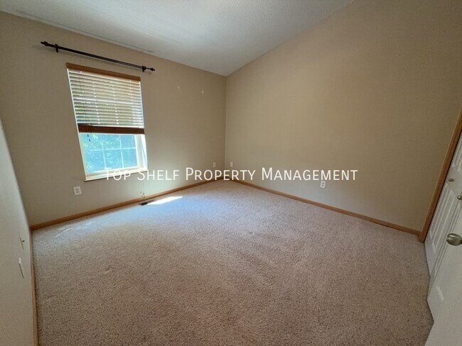 Building Photo - 355 NE Olivewood