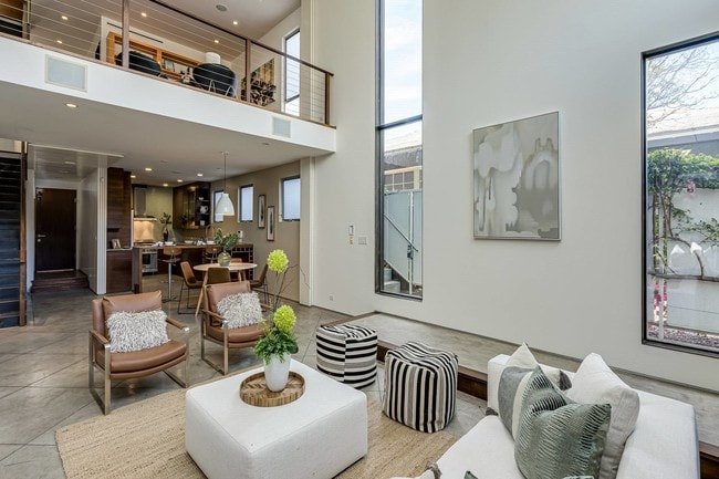 Building Photo - 414 Venice Way