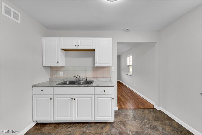 Building Photo - 251 E 200th St