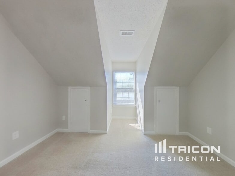 Building Photo - 105 Great Oaks Way
