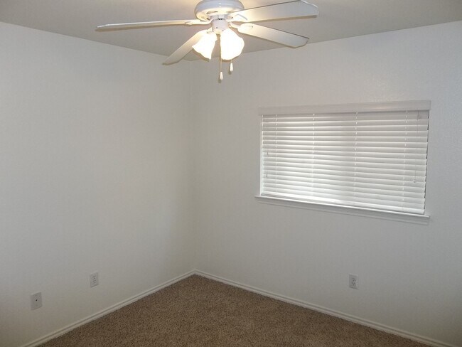 Building Photo - 3 BEDROOM, 2 BATH, BELTON ISD