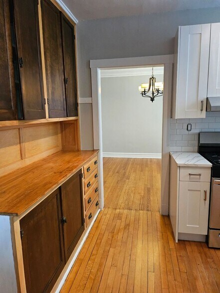 Building Photo - 6226 N Clark St