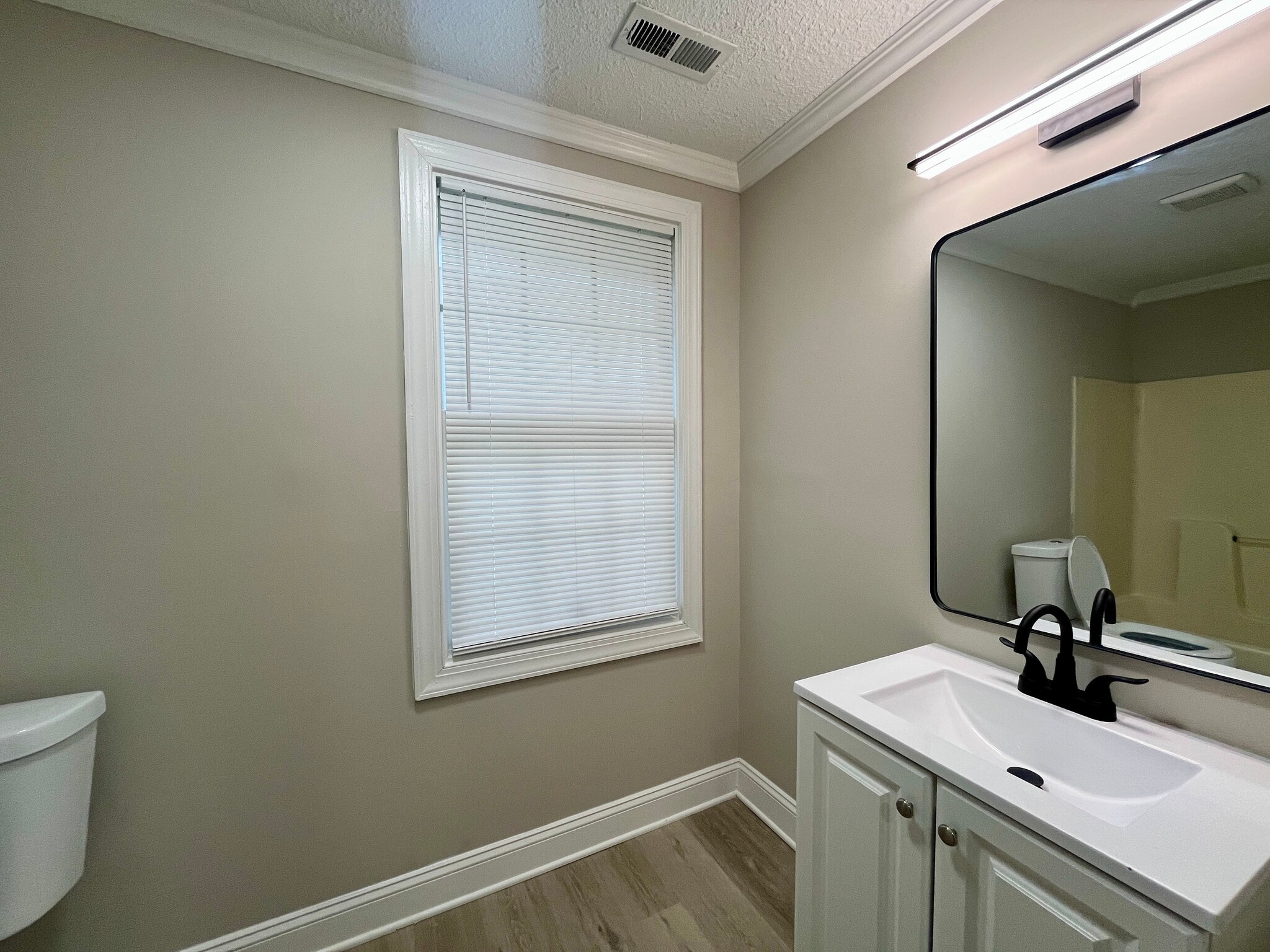 Building Photo - 2010 Simmons St