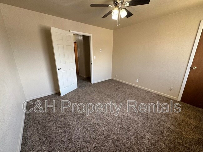 Building Photo - 405 Roxy Ln