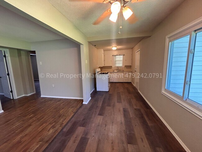 Building Photo - Arkoma Cutie! 2 Bed 1 Bath on giant corner...