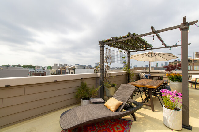 Roof top patio (furnishings included!) - 1910 Reed St