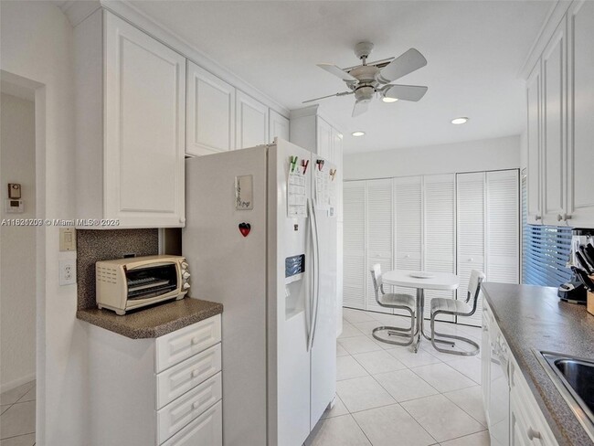 Building Photo - 8511 Casa Del Lago