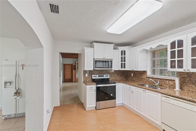 Building Photo - 210 E 61st St