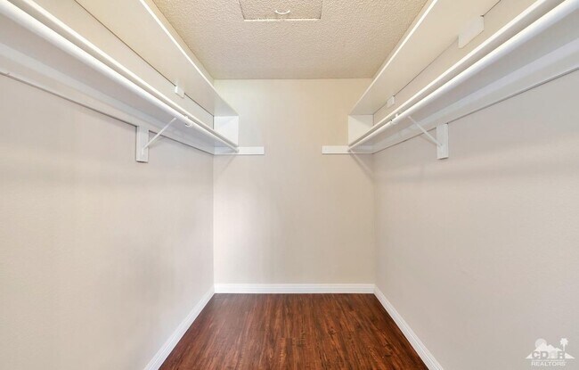 Building Photo - Central Palm Desert Home (3b/2b)