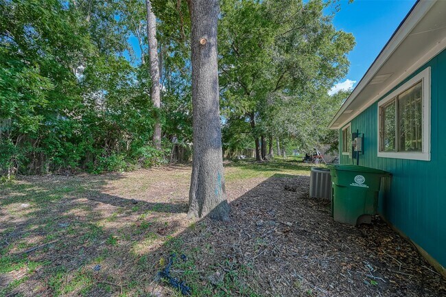 Building Photo - 8623 Valley Forest Dr