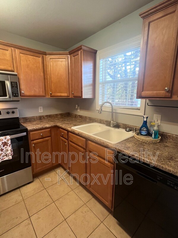 Building Photo - 1420 Hazelgreen Way