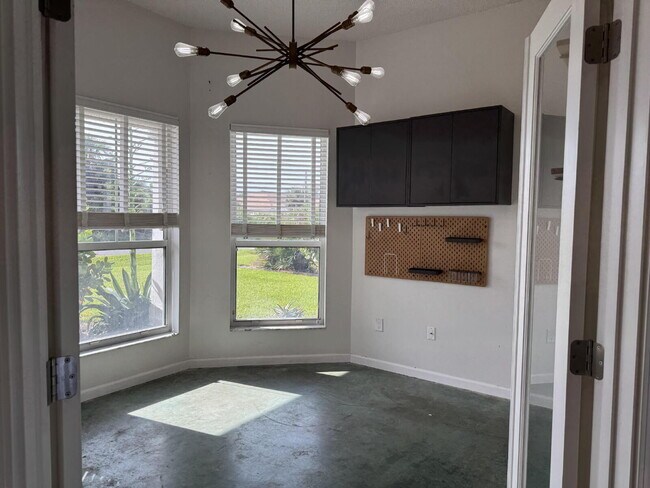 Building Photo - 7 Deerwood St