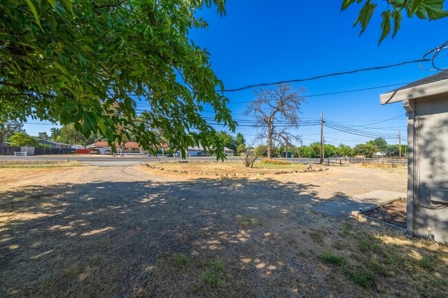 Building Photo - Adorable Studio Apt in Cottonwood - Dog Friendly! Available NOW!