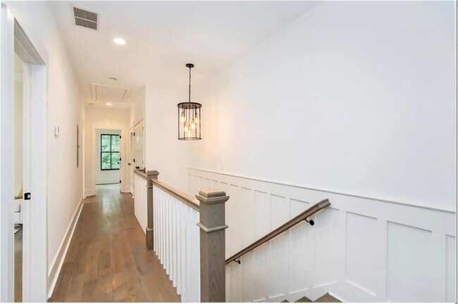 Building Photo - 178 Richardson St SE