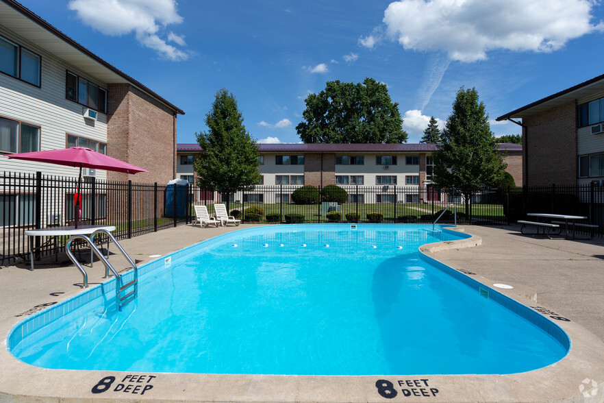 Pool - Chili Garden Apartments