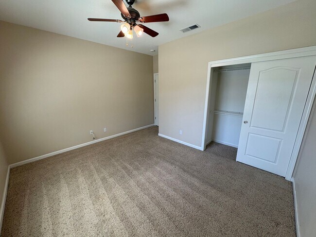 Building Photo - NW Visalia Available Now!