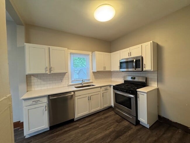 Building Photo - 2 Bed Updated Kitchen must See!