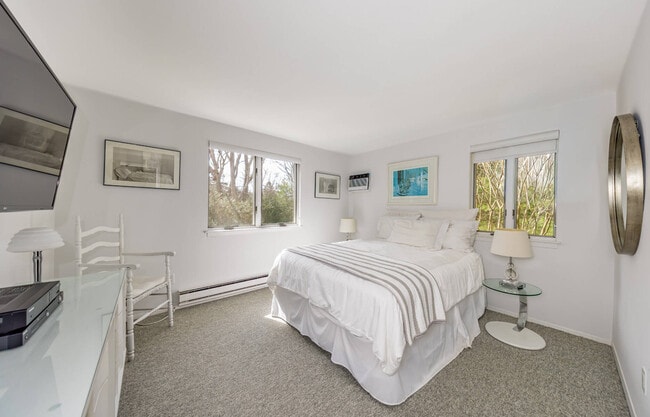 Building Photo - 13 Sycamore Dr